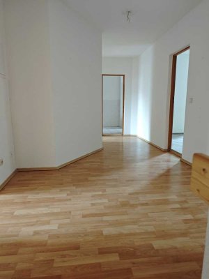 Großzügige 2-Raum-Whg. mit Balkon und Stellplatz