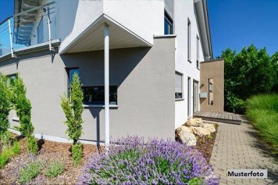 2-Familienhaus mit Garagengebäude und Halle