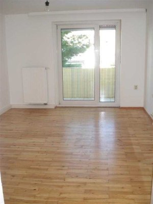 schön renovierte, helle 2-Zimmer-Wohnung in Milbertshofen mit Wohnküche u. EBK