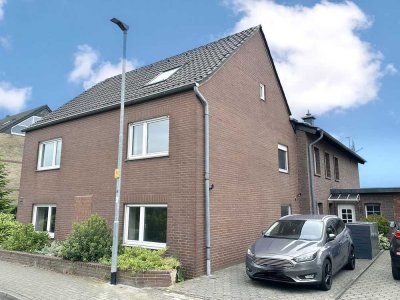 Zweifamilienhaus auf einem großen Grundstück in gefragter Wohnlage