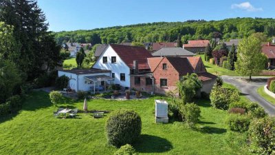 Zum Einzug bereit ist dieses geschmackvoll renovierte Landhaus mit Fernsicht...