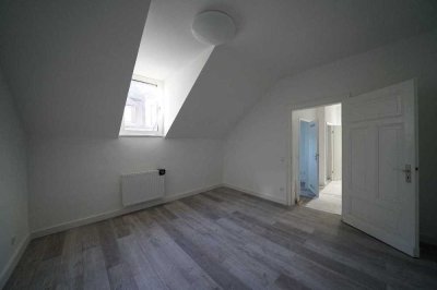 Wunderschöne, sanierte 2-Zimmer-Dachgeschosswohnung in Mülheim-Broich