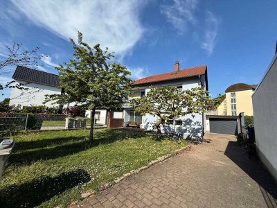 Energetisch modernisiertes Zweifamilienhaus mit ausgebautem Dachgeschoss