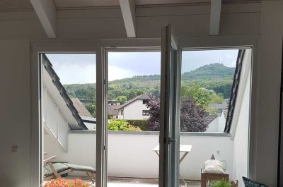 Nur nicht 08/15 - besondere DG-Wohnung mit großzügiger Loggia und Oelbergblick