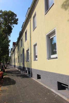 Hier findet jeder seinen Platz: Modernisierte 3,5 Raum Wohnung mit Loggia
