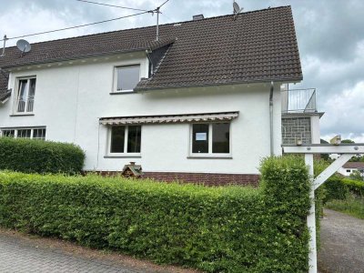 Erstbezug nach Sanierung: Preiswerte 5-Zimmer-Doppelhaushälfte in Niederzissen