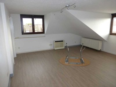 GROSSZÜGIGE 2-ZIMMER-DG-WOHNUNG MIT EINBAUKÜCHE IN RUHIGEM 6-FAMILIENHAUS