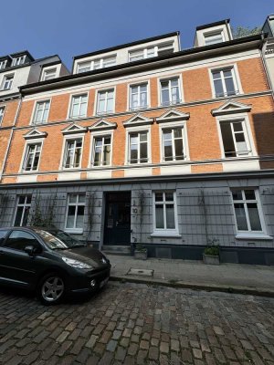 Geschmackvolle 2-Zimmer-Wohnung mit geh. Innenausstattung mit Balkon und EBK in Hamburg Ottensen