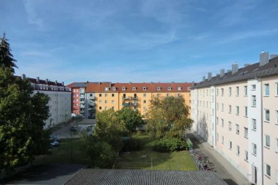 Sehr helle und ruhige DG- Wohnung mit Badfenster,  teilmöbliert
