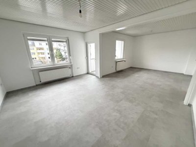 ***KLINIKVIERTEL-Whg mit Vinyl, Fliesen, Duschbad,Wannebad, Balkon & Wohnküche***