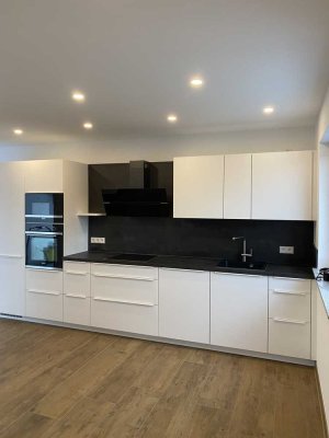 Moderne Dachgeschosswohnung mit Loggia, Einbauküche und zwei Stellplätzen!