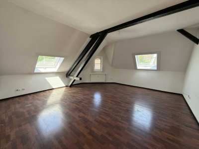 Helle Dachgeschosswohnung mit Einbauküche im Denkmal