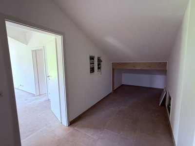 Neubau Dachgeschoßwohnung mit hellen Räumen, Balkon und wunderbarem Ausblick!