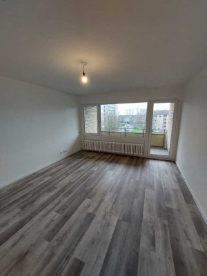Wunderschöne, sanierte 2 Zimmer Wohnung mit Balkon in Krefeld!