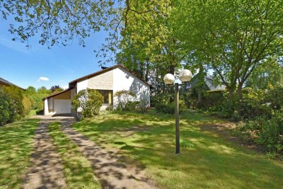 Bauen oder Sanieren: Bungalow mit 4 Zi., Teilkeller und Garage auf ca. 1.623 m² Grundstück