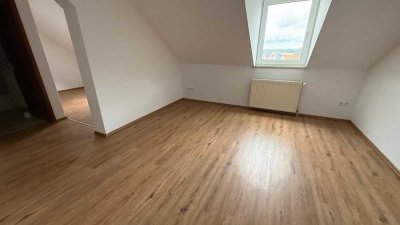DG / 1-Zi-Whg. mit modernem Laminat - Bad mit  Dusche