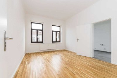Renovierte Altbauwohnung mit zwei Zimmern, Balkon und hochwertigem Dusch- und Wannenbad