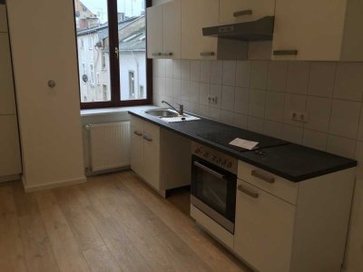 1 ZKB und Wohnküche von Privat mit EBK und PKW - Platz
