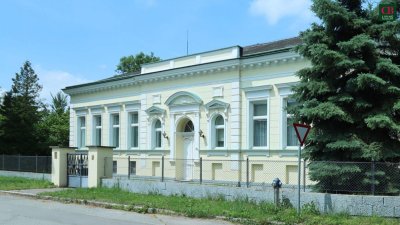 HERRENHAUS MIT TRAUMHAFTEN GARTEN