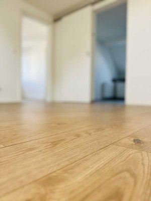 Innenstadt! Helle und sehr schöne 2,5-Zimmer-DG-Wohnung mit EBK zu vermieten!