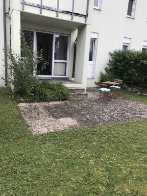ruhige, gut geschnittene 1,5 Zimmer Erdgeschoss Wohnung mit überdachter Terrasse und eigenem Garten