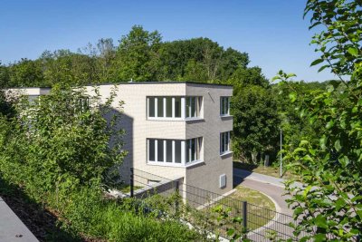 Wohnen an der Saale - Großes Einfamilienhaus mit viel Komfort, Terrasse und Garten, Garage