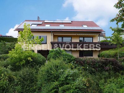 Attraktives Wohnhaus mit PV-Anlage, Doppelgarage, großem Garten und möglichem Baugrundstück