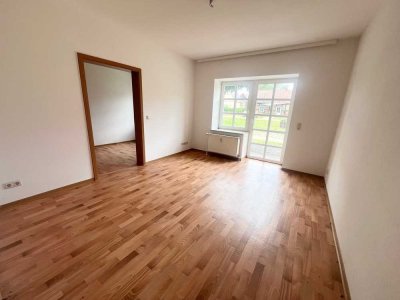 2-Raum-Wohnung mit Einbauküche, ebenerdiger Dusche, Laminat und Terrasse...!!!