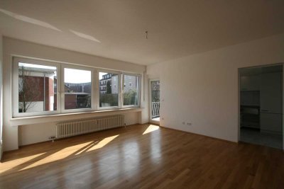 Großzügige Einraumwohnung mit Südbalkon
