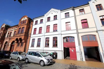 Geräumige 3 Zimmer-Wohnung mit Dielen und Balkon am Platz der Jugend zu mieten!