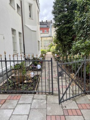 Renovierungsbedürftige Wohnung inkl. Balkon und Blick in den begrünten Innenhof .