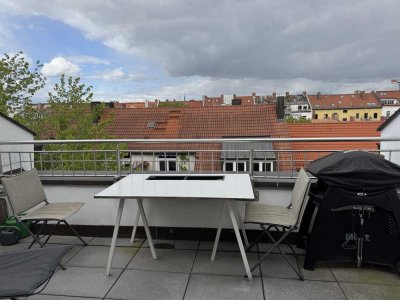 Im historischen Stiltbau: 2-Zimmer-Dachgeschosswohnung mit Terrasse in den Innenhof