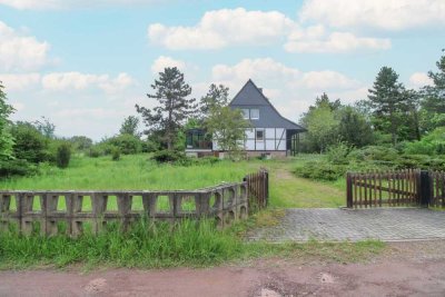 Sanierungsbedarf - ehem. DDR-Bau - 4 Zimmer mit 3.555 m² Grundstück - Direkt an der B 100