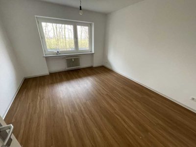 Schöne, sanierte 3 Zimmer Wohnung mit Balkon
