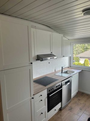 neu sanierte Einliegerwohnung mit EBK, FBH und Kamin: freundliche 2,5-Zimmer-DG-Wohnung in Lindwedel