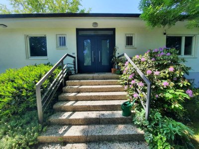 Familienfreundliches 8-Zimmer-Traumhaus in L-Form in Wachtberg-Pech.