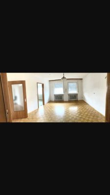 Sanierte 4-Zimmer-Wohnung mit Balkon in Röhrmoos Nähe S-Bahn
