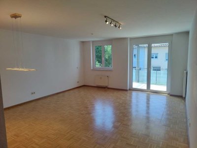 Helle, vollständig renovierte 3-Zimmer-Wohnung mit Südbalkon