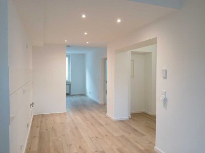 Kernsanierte Altbauwohnung mit zwei Zimmern und Balkon in Derendorf