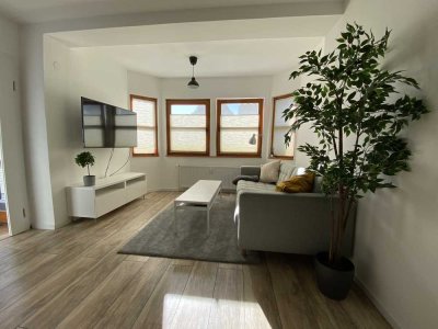 Stilvolle, modernisierte 2,5-Zimmer-Maisonette-Wohnung mit Balkon und EBK in Osloß
