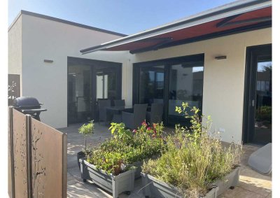 Neuwertiges Architektenhaus mit Einliegerwohnung und Südterrasse - KfW 40 Plus