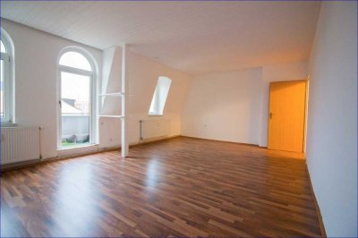 PROVISIONSFREI: 3-Zimmer-Dachgeschosswohnung mit Entwicklungspotenzial in zentraler Lage