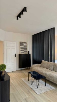 ERSTBEZUG u. KOMPLETTE AUSSTATTUNG, stillvoll möbliertes 1,5-Zimmer-Apartment im Altbau