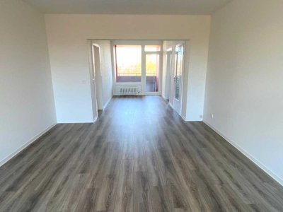 * Familie mit 1 Kind / Homeoffice * frisch renoviert * 2 Balkone * Waldlage * Bad mit Fenster *