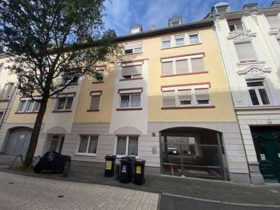 Gepflegte 2- Zimmerwohnung mit großer Terrasse und EBK in zentraler City Lage!