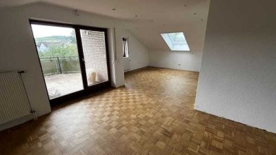 Großzügige, helle und moderne 3,5 Zimmer Dachgeschosswohnung in ruhiger gewachsener Lage mit Balkon