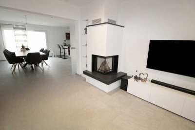 Exklusives, neuwertiges Architektenhaus mit Einliegerbereich und Weitblick in Buttenwiesen