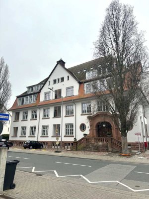 Nur noch wenige Einheiten! Neubauqualität im Denkmal Rodensteinschule: 1 Zimmer Erstbezug mit Balkon