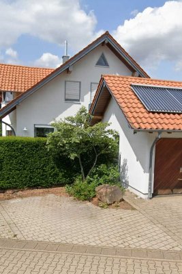 Wohnen im Grünen: Stilvolle 4-Zimmer-Wohnung mit Terrasse & Garage