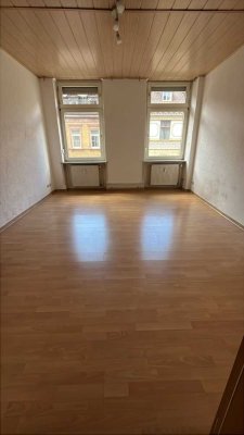 Altbauwohnung mit Dielenböden und großem Balkon in herrschaftlichem Altbau!